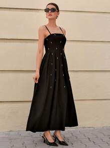 CLARA VERO Vestido largo con detalles de pedrería, tirantes finos y silueta ceñida y acampanada en color negro, vestido elegante de diseño especial