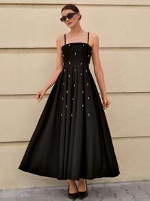CLARA VERO Vestido largo con detalles de pedrería, tirantes finos y silueta ceñida y acampanada en color negro, vestido elegante de diseño especial