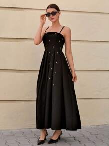 CLARA VERO Vestido largo con detalles de pedrería, tirantes finos y silueta ceñida y acampanada en color negro, vestido elegante de diseño especial