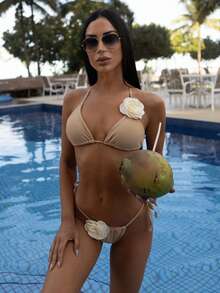 Carolina Barros Conjunto de bikini de cuello halter con decoración de flor 3D de color contrastante, para nadar en la playa en verano - Caqui - Ver 2