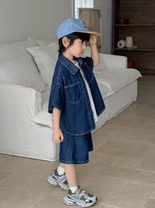 SHEIN 男童 2 件套夏季休闲风格海军蓝柔软简约基础撞色线条超大宽松短袖牛仔衬衫和宽松百慕大牛仔短裤套装，适用于儿童服装男童服装日常装春夏两件套服装、海滩度假装、儿童乡村装、男童街头装、男童返校装