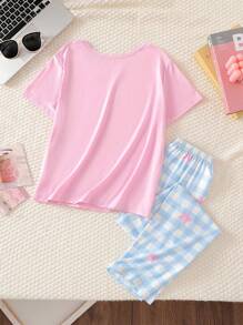 SHEIN 2 piezas Conjunto de pijama para niña, que incluye una blusa de manga corta y cuello redondo en color rosa y un pantalón largo de estilo minimalista en colores azul claro, blanco y gris con un detalle de lazo rosa. El diseño minimalista lo hace fácil de combinar. La tela es elástica, transpirable y de punto, y se puede lavar a máquina para un cuidado fácil y cómodo. (Se venden por separado 3 conjuntos) Moda de vuelta al colegio - Multicolor - Ver 2