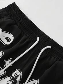 Manfinity EMRG Conjunto de camisa de manga corta con estampado de carta de Cupido y pantalón corto con cordón en la cintura, informal y de calle, para hombre, de verano
