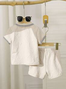 Set de 2 piezas de polo de malla jacquard de verano y pantalones cortos para niños pequeños, patrón de letras múltiples de jacquard de punto, camisa polo de manga corta con botones frontales, pantalones cortos deportivos casuales, adecuado para uso diario casual, vacaciones, salidas festivas
