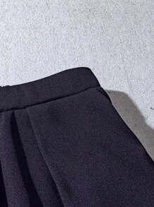 SHEIN LUNE 大码纯黑色口袋商务休闲常规款女式百慕大短裤，春夏