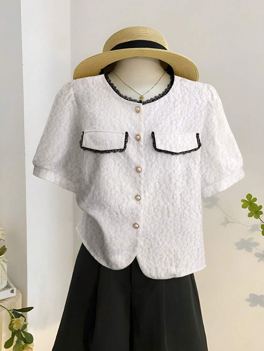 DreamSkyne Camisa elegante de manga corta con botones frontales y parches de encaje en tallas grandes - Blanco - Ver 1