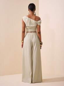 Zivah 2 件/套 2025 春夏新品系列音乐节、复活节、圣帕特里克节、西部风格、游牧风格、生日派对、毕业季、学院风、学生装、日常休闲、基本百搭、休闲、度假、邮轮旅行、海滩、日光浴、病毒式、街头服饰、婚礼嘉宾波西米亚风格、通勤风格、早午餐装、机场装 - 米色不对称肩部设计褶皱下摆短款上衣和阔腿裤纹理面料两件套 - 杏色 - 查看 2