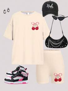 SHEIN 2 件套青少年女孩休闲可爱粉色蝴蝶结和樱桃印花短袖 T 恤和宽松短裤，适合夏季度假和旅行