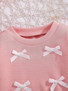 SHEIN Effen sweatshirt met ronde hals en strik voor babymeisjes. Het ronde halsontwerp is klassiek en elegant, waardoor het gemakkelijk aan en uit te trekken is. De lange mouwen en de decoratieve 3D-strik op het lijfje combineren vakkundig de schattige en modieuze elementen, waardoor de levendigheid en speelsheid van het meisje worden benadrukt. Het getailleerde silhouet en de vloeiende lijnen flatteren het figuur van de baby en stralen zelfvertrouwen en geluk uit. Dit sweatshirt is geschikt voor diverse gelegenheden.