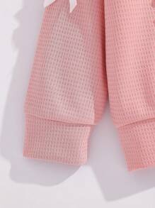 SHEIN Effen sweatshirt met ronde hals en strik voor babymeisjes. Het ronde halsontwerp is klassiek en elegant, waardoor het gemakkelijk aan en uit te trekken is. De lange mouwen en de decoratieve 3D-strik op het lijfje combineren vakkundig de schattige en modieuze elementen, waardoor de levendigheid en speelsheid van het meisje worden benadrukt. Het getailleerde silhouet en de vloeiende lijnen flatteren het figuur van de baby en stralen zelfvertrouwen en geluk uit. Dit sweatshirt is geschikt voor diverse gelegenheden.