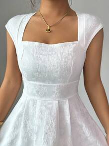 Elenzga 女款白色雏菊提花纹理面料高端优雅方领收腰修身设计感大摆小众设计返校季教师装感恩节女装约会生日装短款连衣裙 - 白色 - 查看 3