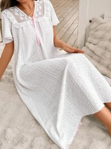 SHEIN V-Ausschnitt Spitze Patchwork locker sitzende Kurzarm Hohlstrick Jacquard Damen Nachthemd, Moo Moo Schlafkleid - Weiss - Übersicht 4