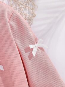 SHEIN Effen sweatshirt met ronde hals en strik voor babymeisjes. Het ronde halsontwerp is klassiek en elegant, waardoor het gemakkelijk aan en uit te trekken is. De lange mouwen en de decoratieve 3D-strik op het lijfje combineren vakkundig de schattige en modieuze elementen, waardoor de levendigheid en speelsheid van het meisje worden benadrukt. Het getailleerde silhouet en de vloeiende lijnen flatteren het figuur van de baby en stralen zelfvertrouwen en geluk uit. Dit sweatshirt is geschikt voor diverse gelegenheden.