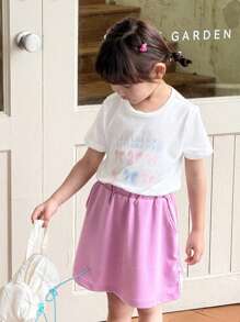 SHEIN Conjunto de camiseta con estampado de lazo y logo, y minifalda casual para niña - Multicolor - Ver 2