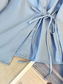 SHEIN 少女浅蓝色 V 领露肩衬衫，修身款不对称腰长袖衬衫女士衬衫浅蓝色衬衫青少年衬衫系带前衬衫淡蓝色衬衫女士浅蓝色衬衫女士系带前衬衫浅蓝色衬衫少女浅蓝色上衣淡蓝色纽扣衬衫 - 藍色 - 查看 5