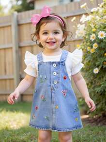 SHEIN Playful Pals Conjunto de verano para niña pequeña, blusa con mangas de volantes y vestido de peto con bordado de flores - Azul - Ver 1