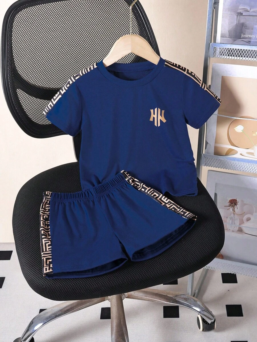 SHEIN Explorewe Set de 2 piezas para niños pequeños con camiseta de manga corta de punto con bloques de color y pantalones cortos estampados. Conjunto informal y versátil, adecuado para vacaciones y viajes, verano - Azul - Ver 1