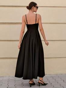 CLARA VERO Vestido largo con detalles de pedrería, tirantes finos y silueta ceñida y acampanada en color negro, vestido elegante de diseño especial