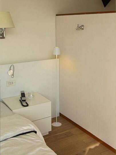 1pc Black/White Metal Floor Lamp, Vintage Simple Pedestal Style Suitable For Living Room, Bedroom, TV Stand, Dining Room, Bedside, Inn, Dimmable Warm Light, Rechargeable, Minimalist Scandinavian Design view 3