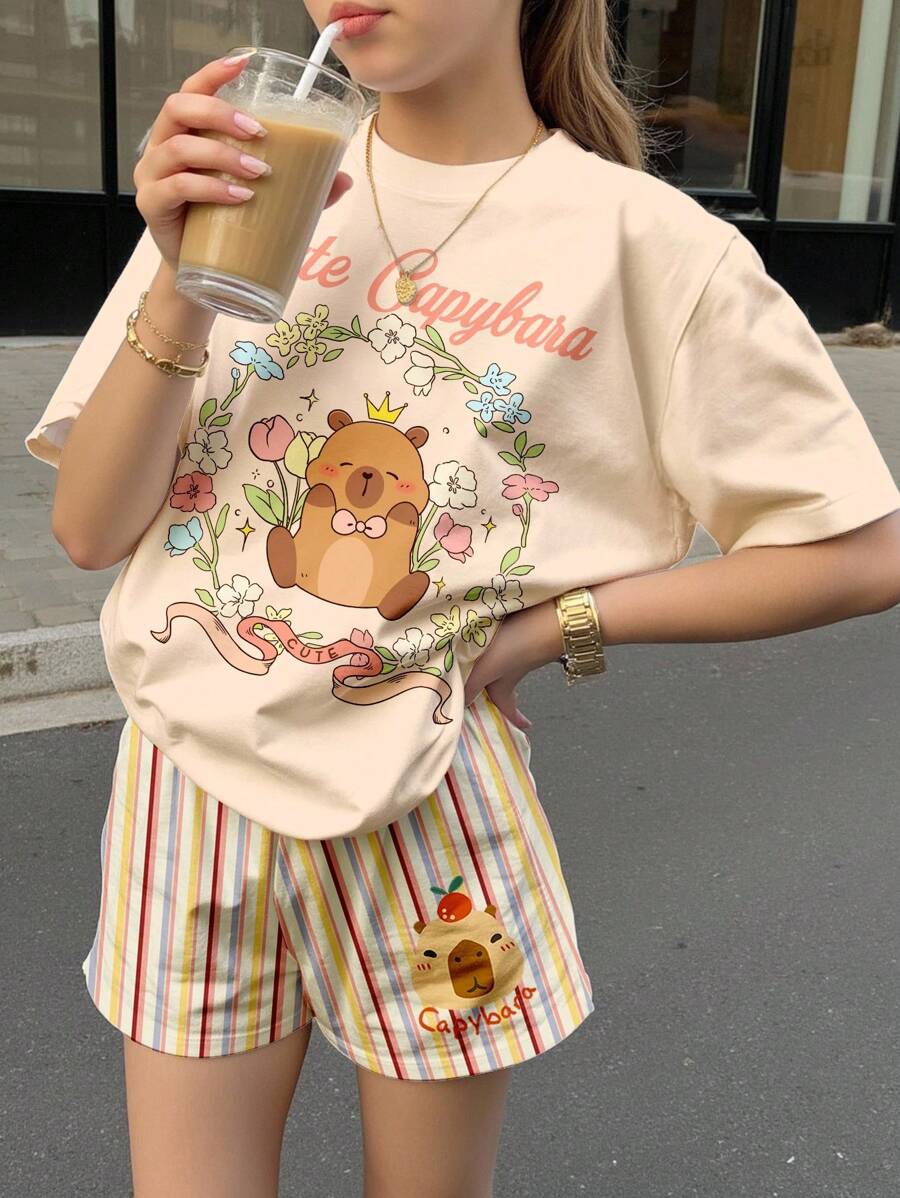 SHEIN 可爱的水豚图案，甜美的农舍风格，美拉德配色，少女休闲简约短袖短裤两件套，适合夏季，时尚少女，舒适易穿，夏季假期，度假风水豚衬衫，可爱夏季T恤，格兰诺拉女孩服装，可爱水豚服装 - 彩色 - 查看 1