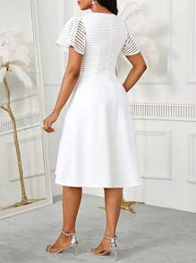 SHEIN Lady Vestido de verano casual y elegante con cuello redondo, mangas con volantes de encaje de malla a rayas, tela resistente, falda de paraguas A-line de cintura ancha, de longitud media, para vacaciones, vestido de invitada de boda, vestido casual de negocios, vestido de mujer para la iglesia, vestido con volantes para conciertos, vestido con peplum para boda - Blanco - Ver 2