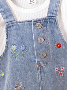 SHEIN Playful Pals Conjunto de verano para niña pequeña, blusa con mangas de volantes y vestido de peto con bordado de flores - Azul - Ver 7