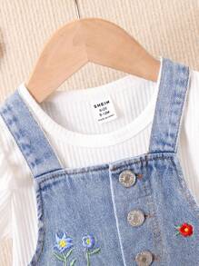 SHEIN Playful Pals Conjunto de verano para niña pequeña, blusa con mangas de volantes y vestido de peto con bordado de flores - Azul - Ver 6