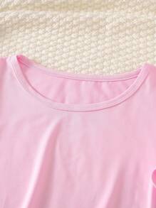 SHEIN 2 piezas Conjunto de pijama para niña, que incluye una blusa de manga corta y cuello redondo en color rosa y un pantalón largo de estilo minimalista en colores azul claro, blanco y gris con un detalle de lazo rosa. El diseño minimalista lo hace fácil de combinar. La tela es elástica, transpirable y de punto, y se puede lavar a máquina para un cuidado fácil y cómodo. (Se venden por separado 3 conjuntos) Moda de vuelta al colegio - Multicolor - Ver 4