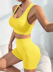 SHEIN Sovereign Charm Conjunto deportivo de 2 piezas para mujer con top sin mangas sencillo y pantalones cortos de cintura alta - Amarillo - Ver 3
