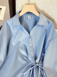SHEIN 少女浅蓝色 V 领露肩衬衫，修身款不对称腰长袖衬衫女士衬衫浅蓝色衬衫青少年衬衫系带前衬衫淡蓝色衬衫女士浅蓝色衬衫女士系带前衬衫浅蓝色衬衫少女浅蓝色上衣淡蓝色纽扣衬衫 - 藍色 - 查看 3