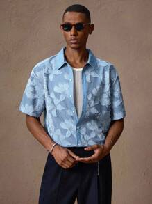 AKNOTIC X Nawaf Alabid 男士蓝色花卉提花休闲宽松短袖衬衫，适合夏季、度假、日常、派对、情侣、男士礼物 - 淺色水洗藍 - 查看 6