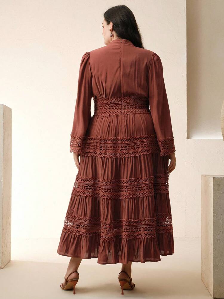Vestido de Manga Sino com Recorte em Renda Pesada na Cor Bordô Elegante