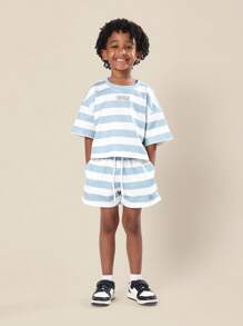 SUMWON Set coordinato oversize a righe con stampa dello slogan "Make It Happen", stile casual estivo, due pezzi, t-shirt a maniche corte e pantaloncini corti dal fit comodo, abbigliamento streetwear moda bambini