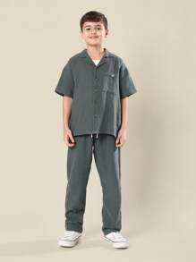SUMWON Ensemble coordonné d'une chemise décontractée d'été à col chemise et d'un pantalon, en coton texturé, avec un look lin. Tenue de plage et de villégiature