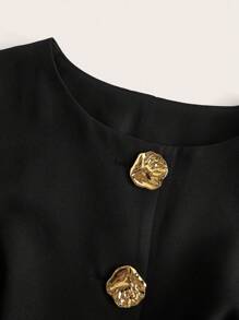 Sweetra Blazer ajustado de manga larga talla grande con botón decorativo grande y bolsillos falsos