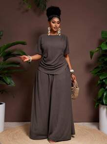SHEIN CURVE+ 2025 Spring/Summer New Casual Resort Elegant Island Vacation Party Solid Brown Crinkle Fabric Crop Top With Structured Fit & Pointed Hem, Elastic Waist Wide Leg Pants 2-Piece Set, Plus Size/2026 /New Year - Coffee Brown - View 4