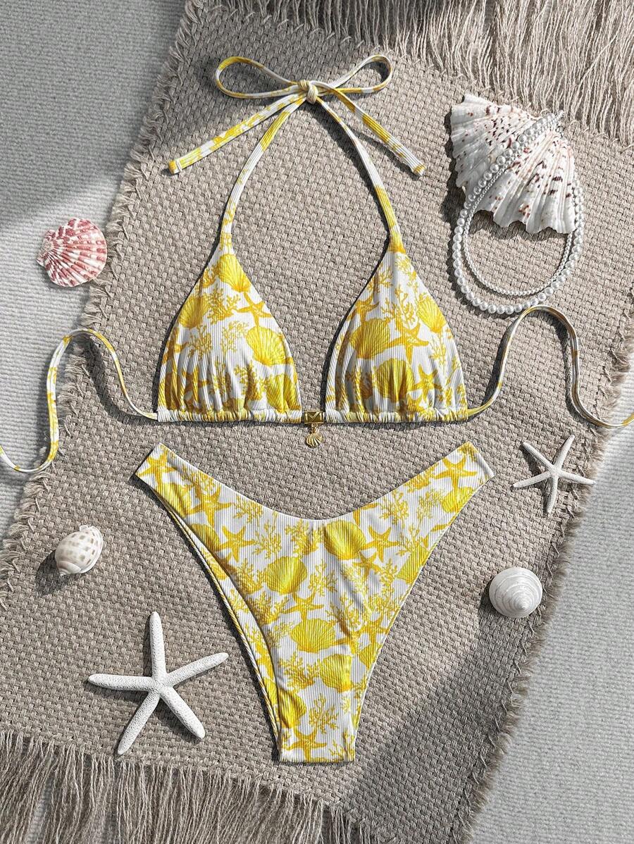 Swim Mod 2件組夏季度假隨機印花螺紋紋理面料金色貝殼裝飾掛脖三角比基尼上衣與高衩泳褲性感泳裝 - 彩色 - 查看 1