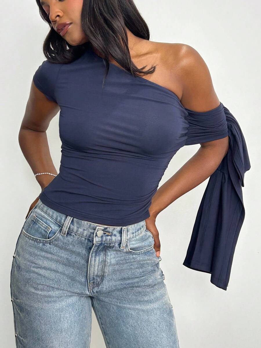 NYA SZN Blusa a maniche corte con dettaglio manica annodata asimmetrica, aderente, adatta per occasioni speciali, appuntamenti, matrimoni, feste, vita corta, basic, casual, uscite, stile boho, fairycore, spalle scoperte, blu navy, statement, festival, carnevale - Blu Navy - Visualizzare 1