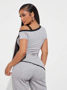 SHEIN SXY Camiseta de mujer de verano con contraste gris y encaje negro en los bordes, blusa casual sexy con bajo asimétrico y hombros descubiertos, top deportivo - Gris - Ver 2