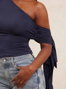 NYA SZN Blusa a maniche corte con dettaglio manica annodata asimmetrica, aderente, adatta per occasioni speciali, appuntamenti, matrimoni, feste, vita corta, basic, casual, uscite, stile boho, fairycore, spalle scoperte, blu navy, statement, festival, carnevale - Blu Navy - Visualizzare 6