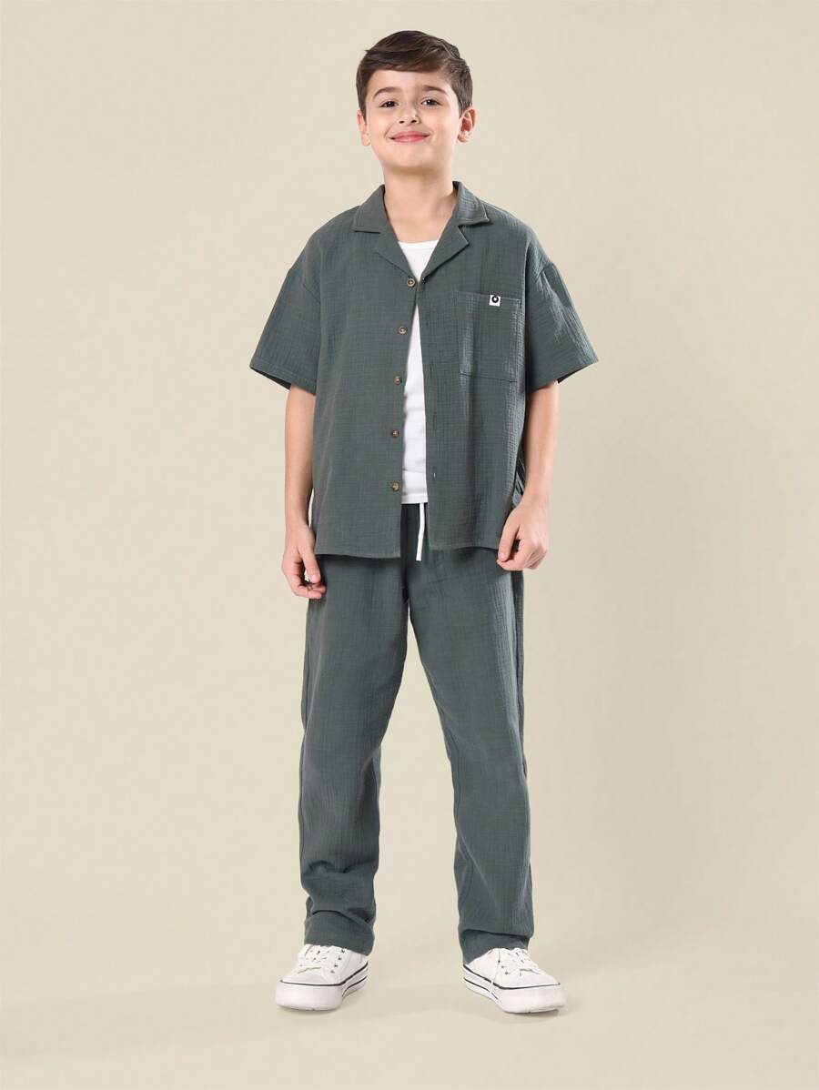 SUMWON Ensemble coordonné d'une chemise décontractée d'été à col chemise et d'un pantalon, en coton texturé, avec un look lin. Tenue de plage et de villégiature