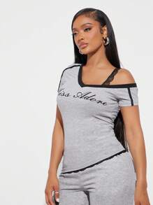 SHEIN SXY Camiseta de mujer de verano con contraste gris y encaje negro en los bordes, blusa casual sexy con bajo asimétrico y hombros descubiertos, top deportivo - Gris - Ver 5