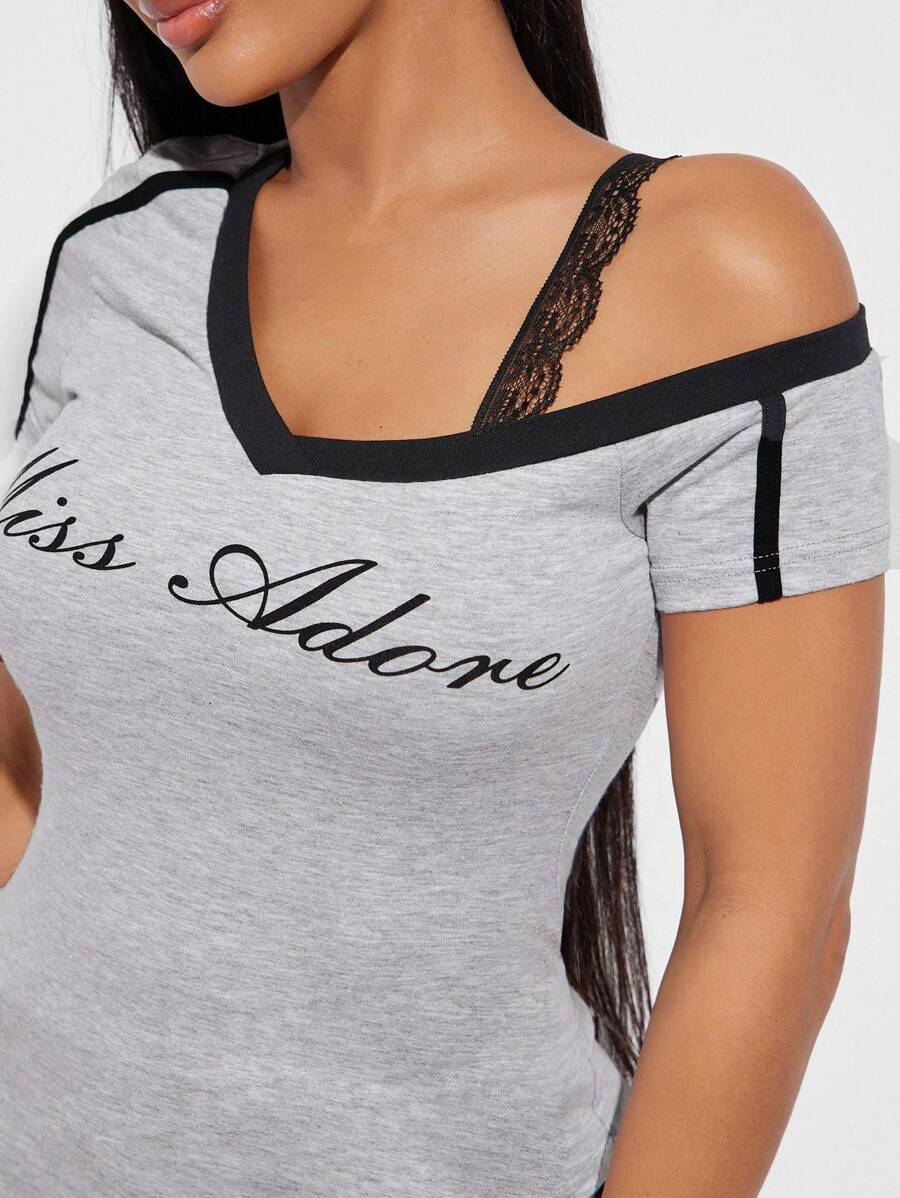 SHEIN SXY Camiseta de mujer de verano con contraste gris y encaje negro en los bordes, blusa casual sexy con bajo asimétrico y hombros descubiertos, top deportivo - Gris - Ver 1