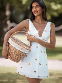 MISSGUIDED Vestido de tirantes con cuello en V profundo y línea imperio con bordado de mini girasol en la parte delantera con botones, para fiestas de jardín durante el día - Blanco - Ver 1