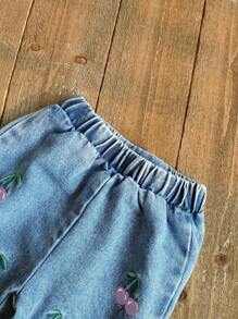 SHEIN Vintaside Kids 2 件套女婴春夏套装，包括红色圆领盖袖衬衫搭配樱桃刺绣牛仔长裤，甜美风格，适合户外、休闲和派对，适合幼儿的女童服装套装 - 紫色 - 查看 5