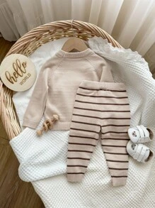 SHEIN 米色幼儿男孩/女孩冬季可爱卡通动物嵌花针织柔软圆领毛衣上衣和裤子 2 件套