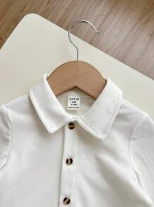 Conjunto de 3 piezas para niño pequeño de camiseta de punto casual universitaria, versátil y a juego, chaleco de color contrastado, camisa de manga larga y pantalones casuales caqui para volver al colegio, otoño/invierno