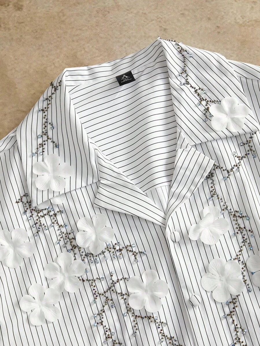 Manfinity BRENVOR Camisa blanca de hombre con bordado de flor tridimensional hecha a mano, diseño de rayas negras de marca de primavera/verano, artesanía pesada con cuentas de nicho - Blanco - Ver 1