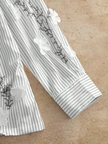 Manfinity BRENVOR Camisa blanca de hombre con bordado de flor tridimensional hecha a mano, diseño de rayas negras de marca de primavera/verano, artesanía pesada con cuentas de nicho - Blanco - Ver 4