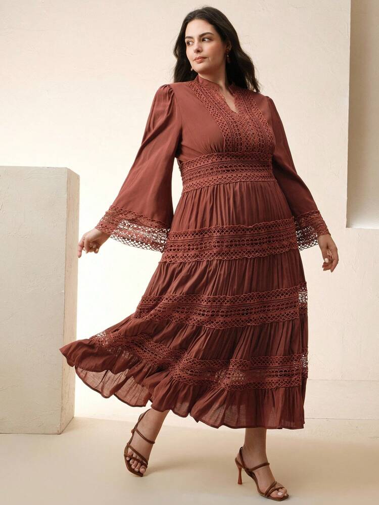 Vestido de Manga Sino com Recorte em Renda Pesada na Cor Bordô Elegante